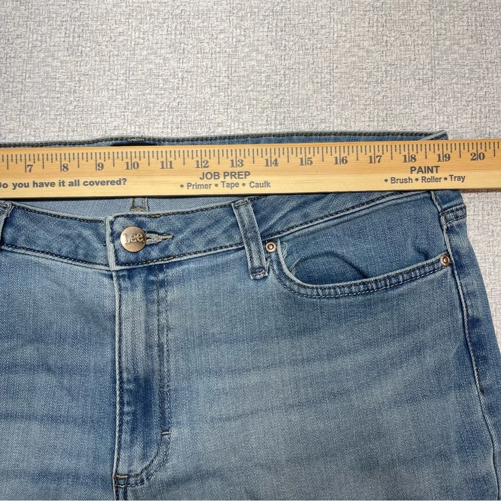 Lee Women’s Legendary Regular Fit Straight Leg Jeans Size 18 Short - Anchor Wash